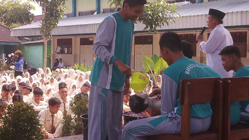 MAN Kota Blitar Selenggarakan Praktik Perawatan Jenazah untuk Seluruh Siswa Kelas X
