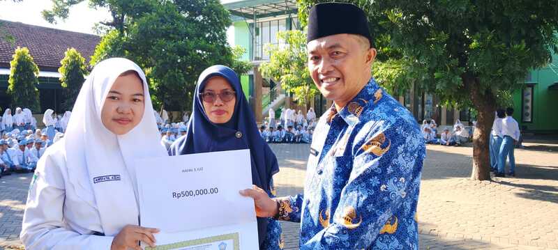Apel Hari Senin dan Penyerahan Hadiah Siswa Berprestasi serta Class Meeting MAN Kota Blitar
